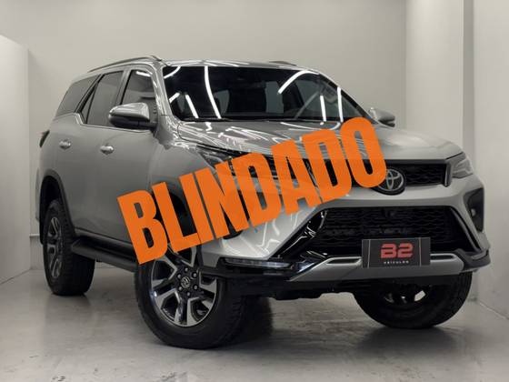 TOYOTA HILUX SW4 2.8 D-4D TURBO DIESEL SRX PLATINUM 7L 4X4 AUTOMÁTICO TOYOTA HILUX SW4 2.8 D-4D TURBO DIESEL SRX PLATINUM 7L 4X4 AUTOMÁTICO